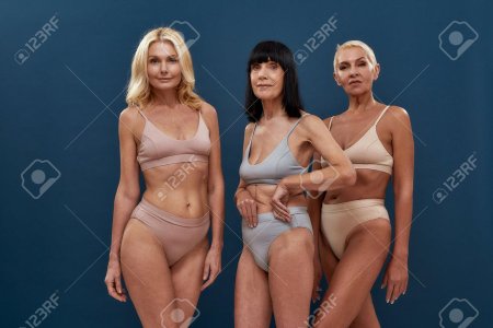 Зрелая женщина в нижнем белье