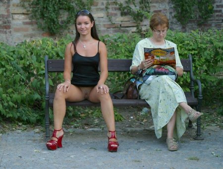 Под юбкой у взрослых женщин