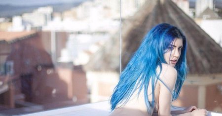 Девушка с синими волосами ню