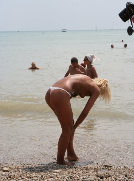 Красивые девушки в стрингах на пляже