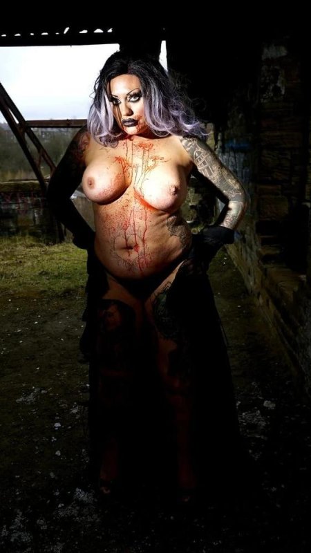 Вампирша голая