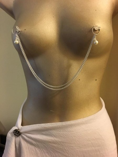 Пирсинг женских сосков цепочка