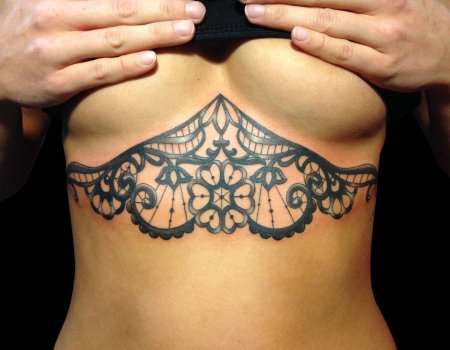 Женские тату под грудью