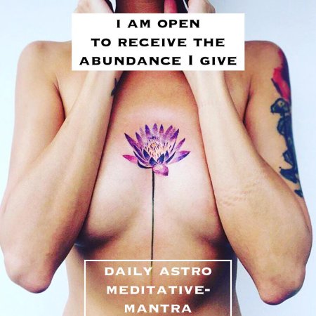 Тату лотос под грудью