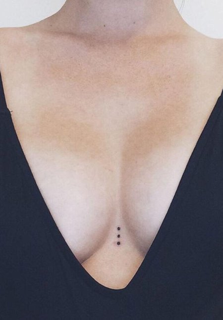 Тату между грудиной у девушек