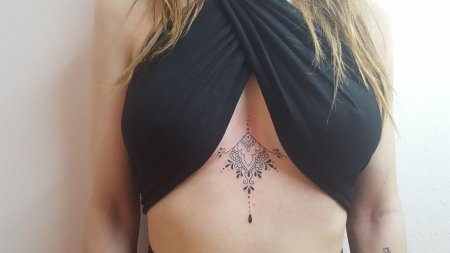 Тату под грудью женские