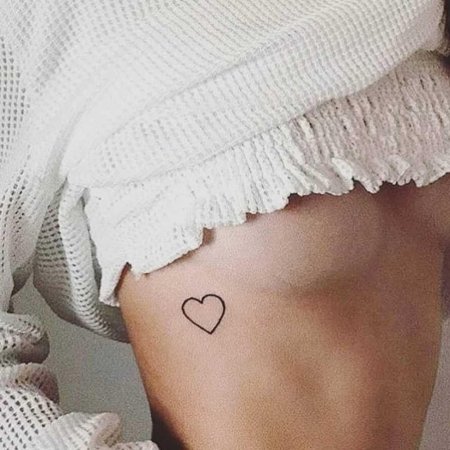 Мини тату сердце под грудиной