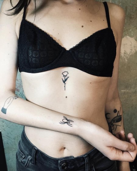 Тату между грудью для девушек
