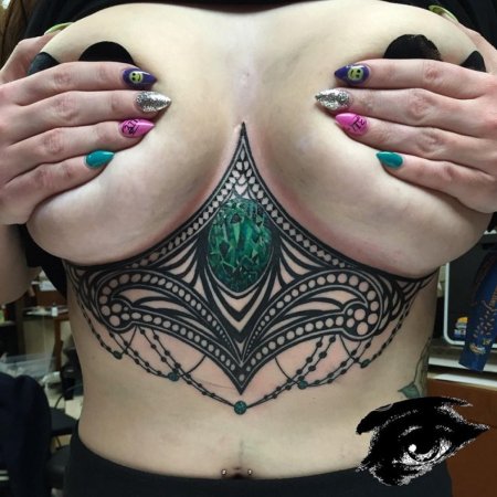 Женские татуировки под грудью