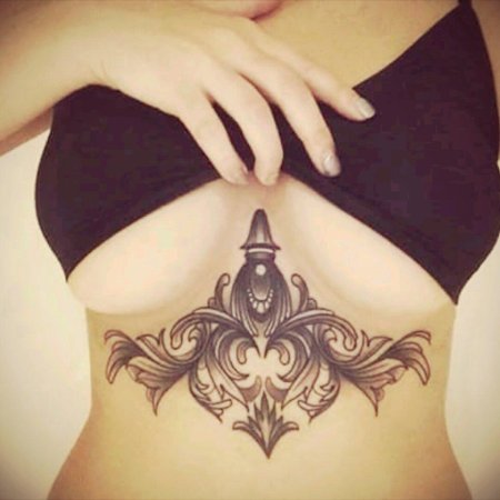 Под грудью тату