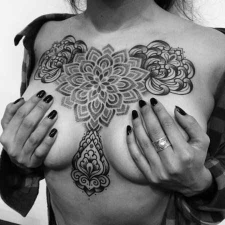 Тату мандала на груди