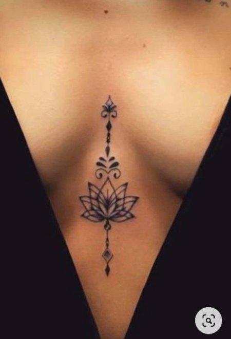 Тату лотос между грудиной