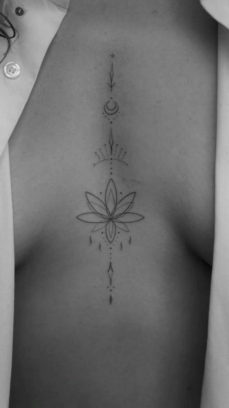 Тату между грудью для девушек эскизы