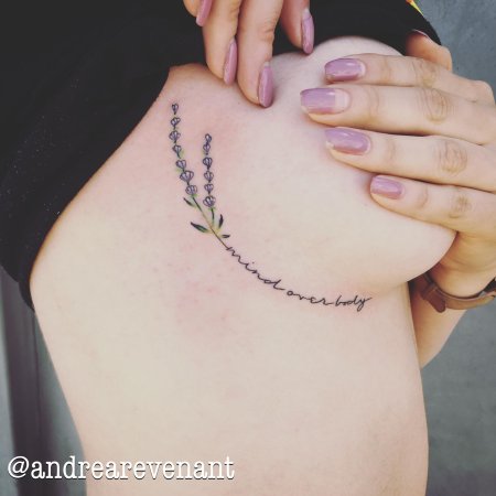 Тату веточка под грудью