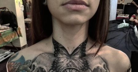 Тату на грудине женские