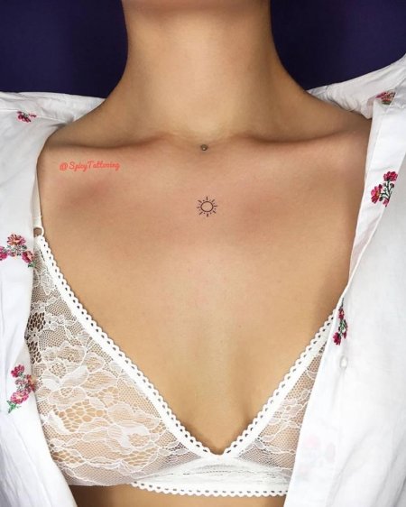 Тату между ключицами