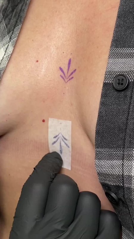 Татуировка между грудей