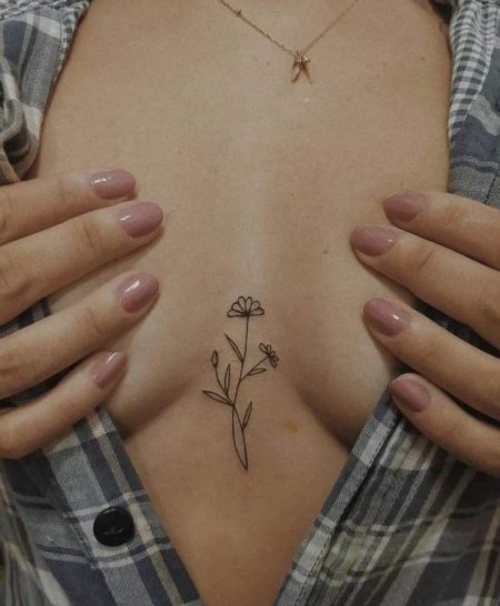 Маленькая тату под грудью