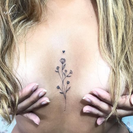 Тату между грудью маленькая