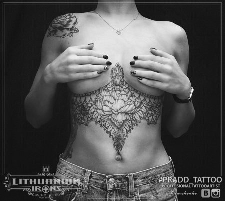 Татуировка под грудью