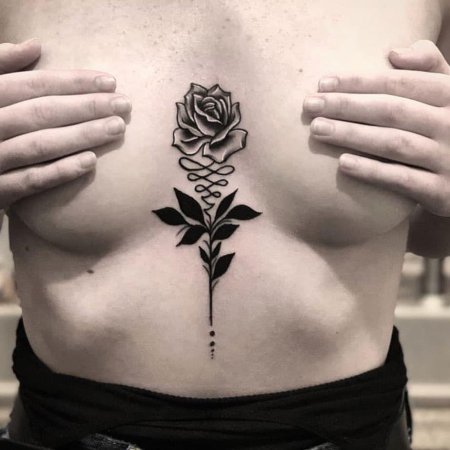 Тату роза между грудью