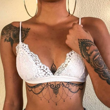 Тату на грудине у девушек