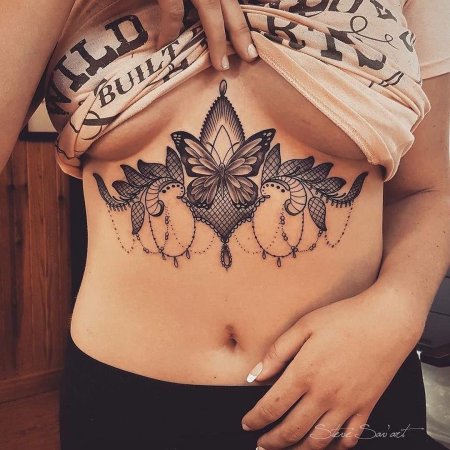 Тату под грудиной у девушек