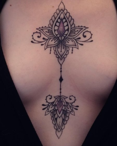 Тату лотос под грудью