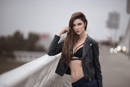 Девушка в кожаной куртке