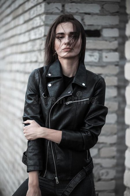 Девушка в кожаной куртке