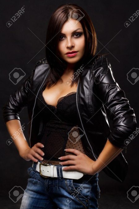 Красивая брюнетка в кожаной куртке