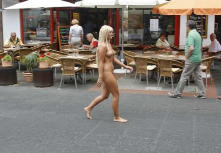 Голые эксгибиционистки