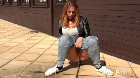 Девушка писает на улице