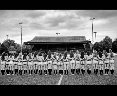 Девушка футболистка