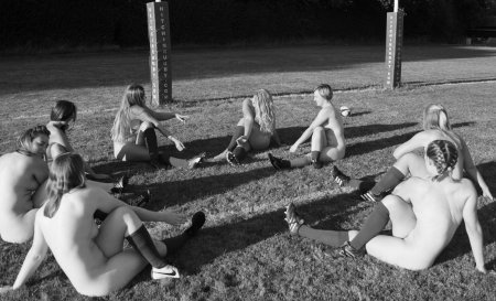 Голая женская футбольная команда