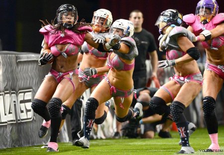 Женский американский футбол в бикини