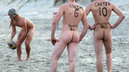 Голые регбисты на пляже