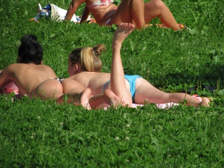 Загорают в парке