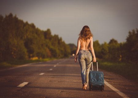 Девушка голосует на дороге ню