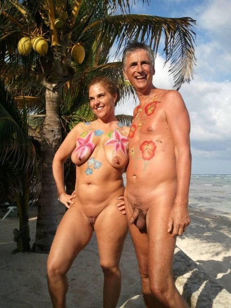 Голые семейные пары на пляже