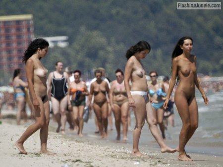 Нудистка на пляже