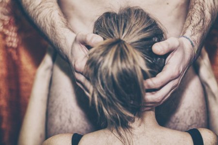 Держать за волосы