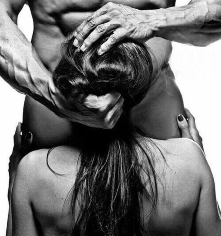 Держит ее за волосы