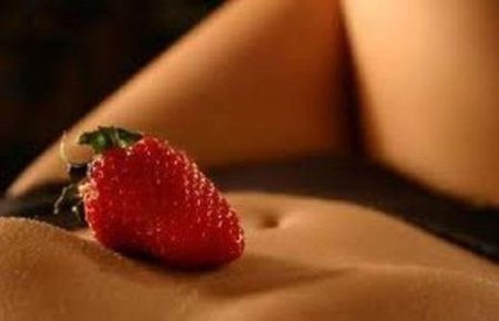 Клубника на теле девушки