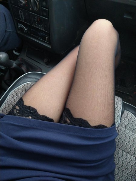 В чулках в машине