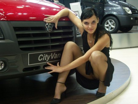 Девушки автосалонов без трусов