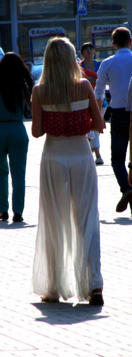 Просвечивающие платья на улице