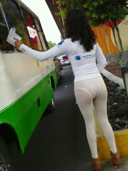 Трусы просвечиваются через штаны