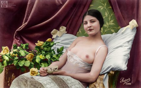 Голые женщины в постели ретро