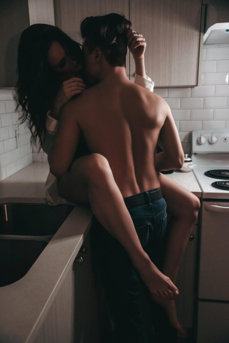 Фотосессия пары на кухне